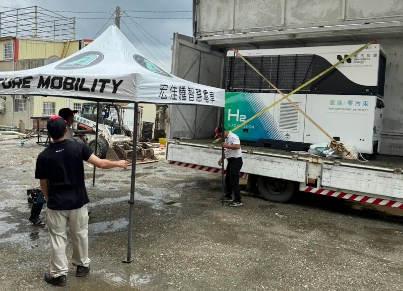 ▲協助台南災後復原，吳修齊紀念雙親文教公益基金會、南紡購物中心分別捐款1000萬元，宏佳騰動力科技股份有限公司則提供氫能發電機，支援災區臨時電力供應。（圖／南市府提供）