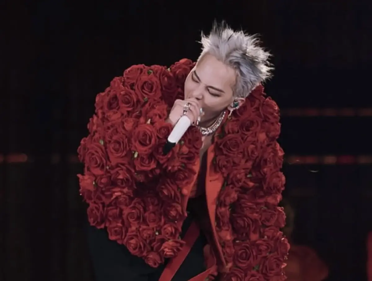 ▲GD權志龍闊別8年才來台開唱，官方周邊商品也引起粉絲搶購，半夜就有來查看情況，上午11點就已經有大半品項告售罄，下午只剩下手燈等少數還有或，不過手燈也是最熱銷的商品之一。（圖／摘自xxxibgdrgn IG）