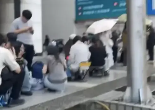 ▲搶購GD權志龍演唱周邊商品的人們大排長龍，盛況令人驚嘆。（圖／摘自threads）