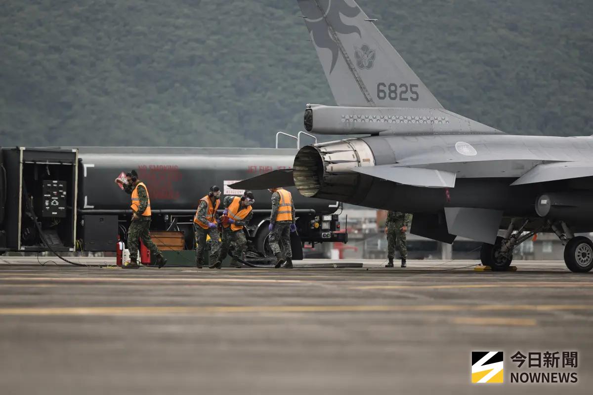 ▲漢光41號演習，空軍第五聯隊在花蓮基地執行F-16戰機「熱加油」作業，戰機在不熄火關車情況下，直接進行油料補給，做好最快再升空的準備。（圖／軍聞社提供）