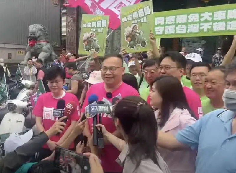 ▲立法院今（11）日表決普發現金，民進黨立委王義川在台中掃街。（圖／翻攝畫面）