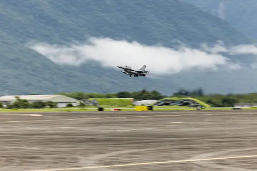 ▲F-16戰機完成油料整補，迅速升空。（圖／軍聞社提供）