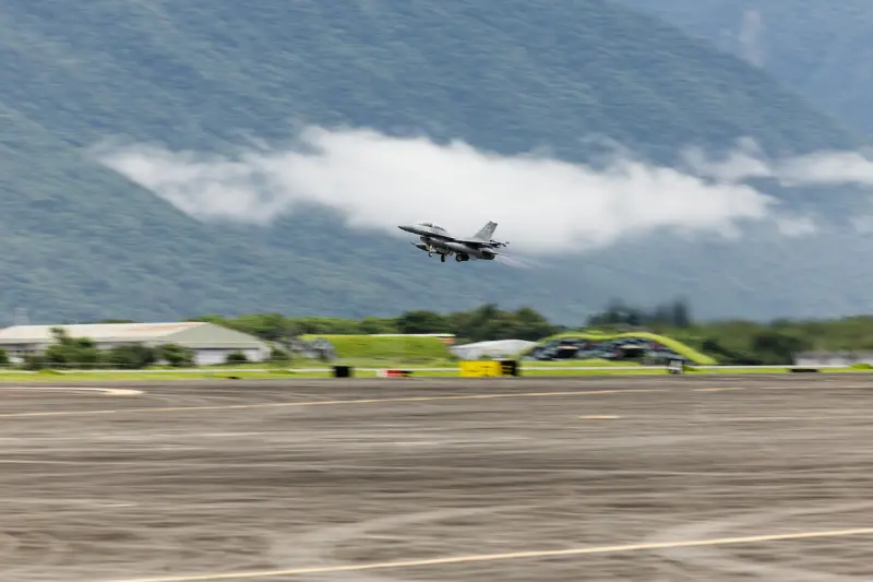 ▲F-16戰機完成油料整補,迅速升空。(圖/軍聞社提供)