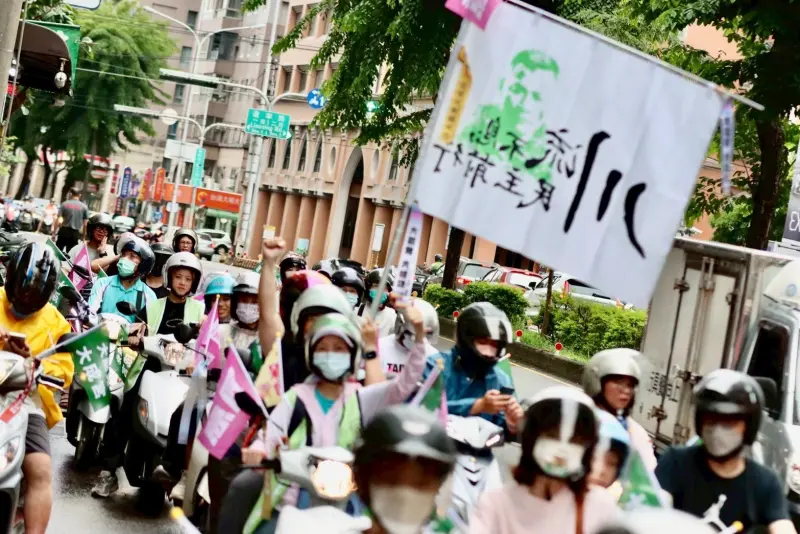 ▲王義川發起的「同意罷免大車隊 守護台灣不後退」車隊掃街行動,下午在台中登場。(圖/正國會提供)