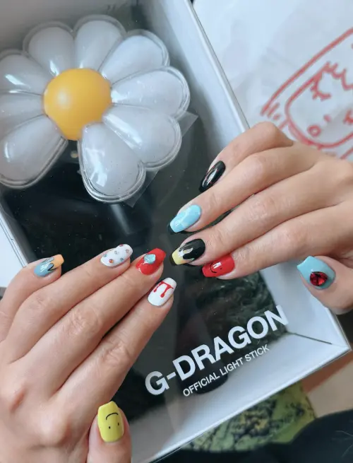 ▲Amanda（劉紀範）已在社群網站上發布GD權志龍這次演唱會的雛菊手燈，表示準備好要欣賞演唱會了。（圖／摘自amanda_itsme IG）