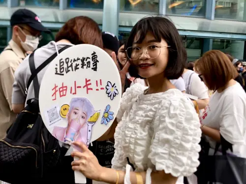 ▲GD權志龍的粉絲林小姐（如圖），雖然這次演唱會都沒搶到票，卻還是到台北小巨蛋外發放自製GD小卡應援。（圖／記者嚴俊強攝）