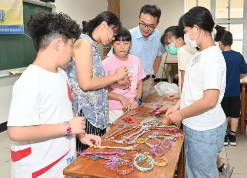 ▲在中鋼全能智慧王夏令育樂營活動中,學童們認真學習如何製作鋁線飾品。(圖/中鋼公司提供) ▲在中鋼全能智慧王夏令育樂營活動中,學童們認真學習如何製作鋁線飾品。(圖/中鋼公司提供)