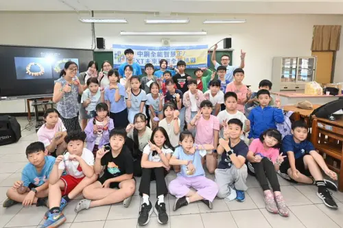 ▲在中鋼全能智慧王夏令育樂營活動中,學童們開心展示各自的鋁線作品。(圖/中鋼公司提供) ▲在中鋼全能智慧王夏令育樂營活動中,學童們開心展示各自的鋁線作品。(圖/中鋼公司提供)