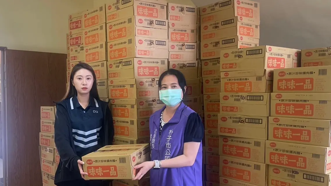 ▲清景麟集團捐贈總價值130萬元的民生物資，透過太保市公所、朴子市公所及合作公益團體，將物資直接送達受災家庭手中。（圖／清景麟集團提供）