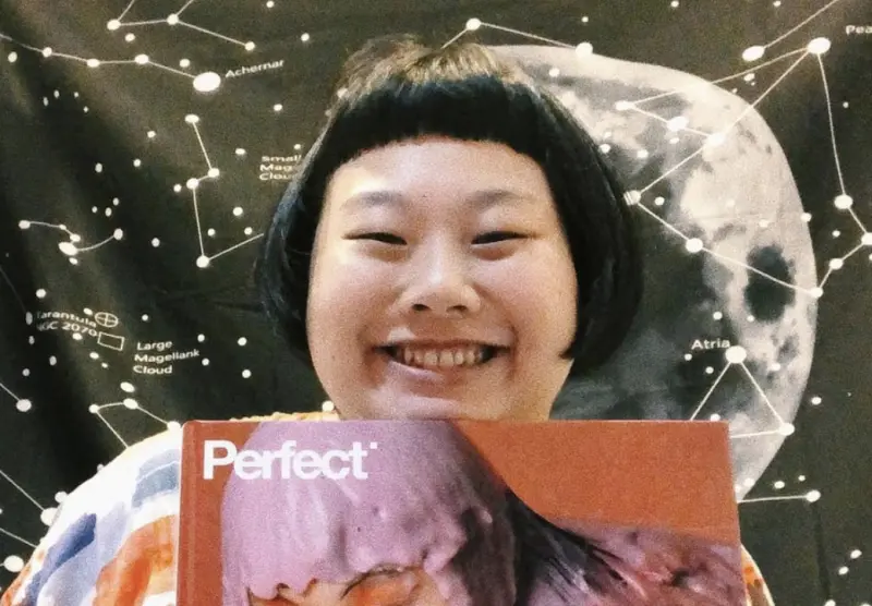 ▲30歲藝人陳映如父親因協助黑道喪事遭開7槍奇蹟存活，兩年多前病逝療養院。整理遺物時，她發現父親未寄出的家書，淚崩坦言那時候才發現原來爸爸一直很愧疚。（圖／陳映如 IG）