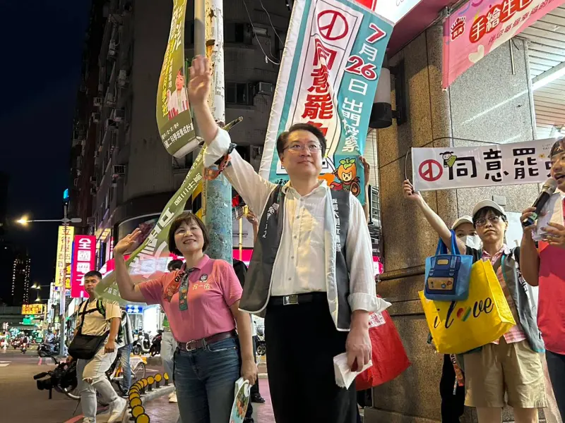 ▲民進黨秘書長林右昌今（11）日支援罷團掃街，痛批國民黨立委葉元之龜縮裝乖。（圖／民進黨提供）