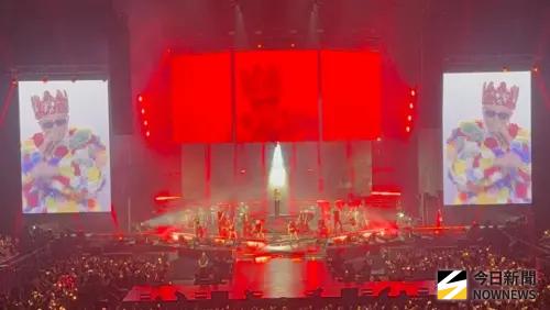 ▲GD(G-Dragon、本名:權志龍)穿著七彩玫瑰套服登上台北小巨蛋,以《POWER》開場瞬間引爆尖叫。(圖/讀者提供) ▲GD(G-Dragon、本名:權志龍)穿著七彩玫瑰套服登上台北小巨蛋,以《POWER》開場瞬間引爆尖叫。(圖/讀者提供)
