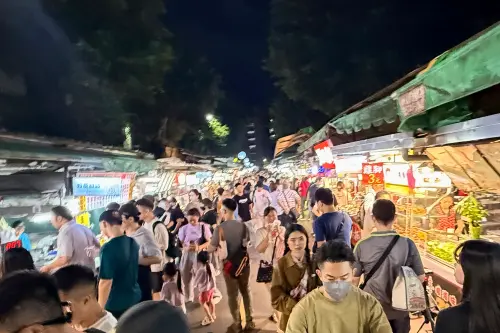 南機場夜市今晚人潮不少,攤商多表示不收街口支付。(圖/記者葉盛耀攝) ▲南機場夜市今晚人潮不少,攤商多表示不收街口支付。(圖/記者葉盛耀攝)