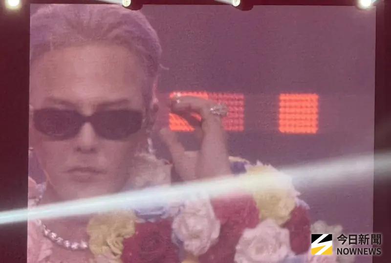 ▲GD（G-Dragon、本名：權志龍）的「Übermensch」演唱會開場服，一直以來都是鮮紅玫瑰，不過今天換了新裝，台灣V.I.P首見天王新衣！（圖／讀者提供）
