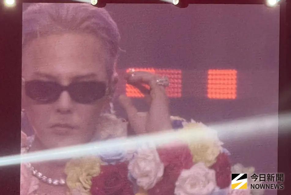 ▲GD（G-Dragon、本名：權志龍）的「Übermensch」演唱會開場服，一直以來都是鮮紅玫瑰，不過今天換了新裝，台灣V.I.P首見天王新衣！（圖／讀者提供）
