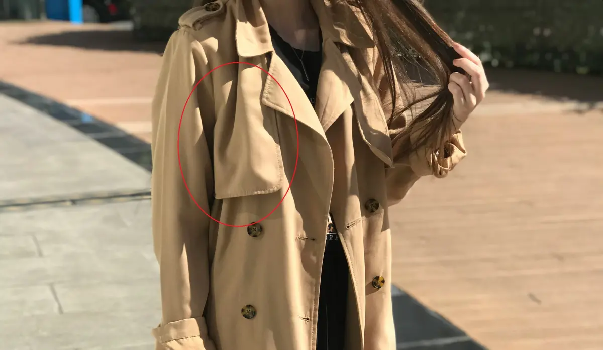 ▲風衣部分會在胸前設計「多一塊布」，就有寢具廠商分享背後真正用途，就連國外時尚品牌也認證過。（圖／取自unsplash）