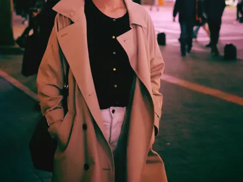 ▲風衣現今設計越來越多元，已經不是專屬於軍事穿搭。（圖／取自photoAC）