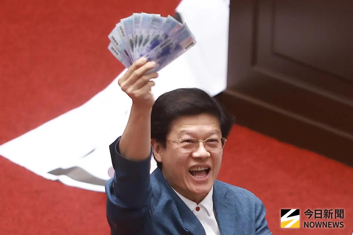 ▲國民黨立委羅明才昨（11）日拿10張千元大鈔教數數。（圖／葉政勳攝影2025.07.11）