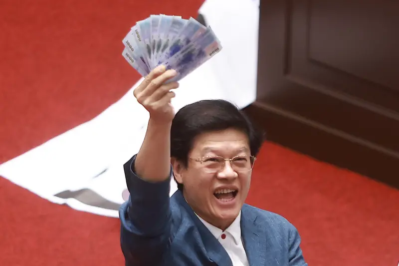 羅明才議場數鈔喊「一萬就是10個1000」　被1句轟爆