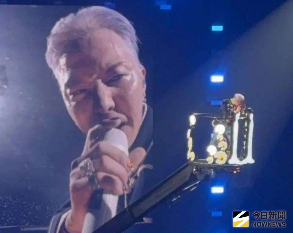 ▲GD（G-Dragon、本名：權志龍）小巨蛋最後一天演出，加碼繞全場謝謝歌迷，並再度提到BIGBANG大聲跟太陽，保證他們一定會合體與大家見面。（圖／讀者提供）