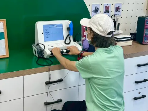 ▲信義房屋內湖店健康小站提供社區住戶休憩時可以量量血壓、了解自己睡眠和壓力狀態。（圖／信義房屋提供）