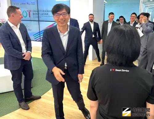 ▲經濟部產業發展署署長邱求慧(左2)到亞灣AIOT生態系發展基地及研發中心參觀。(圖／記者黃守作攝，2025.07.11)