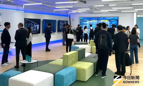 ▲與會人員到亞灣AIoT生態系發展基地及研發中心參觀。(圖／記者黃守作攝，2025.07.11)