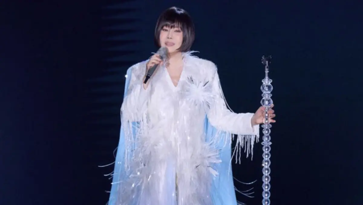 ▲江蕙（如圖）今（11）日於高雄巨蛋展開2025《無・有》演唱會首場，才唱完第3曲〈月娘啊聽我講〉就難忍情緒淚崩，憶起抗癌住院歷程，「每天都唱這首歌，就是希望上天保佑我，還能夠再站在舞台上。」（圖／寬宏藝術提供）