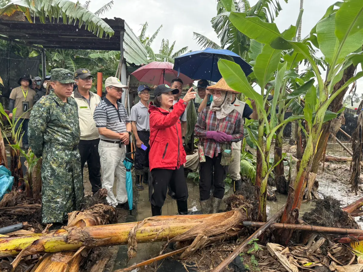 ▲周春米今日前往萬巒、萬丹、里港等地勘災，縣府也同步向中央爭取「從速、從簡、免現勘」，簡化流程。（圖／屏東縣府提供）