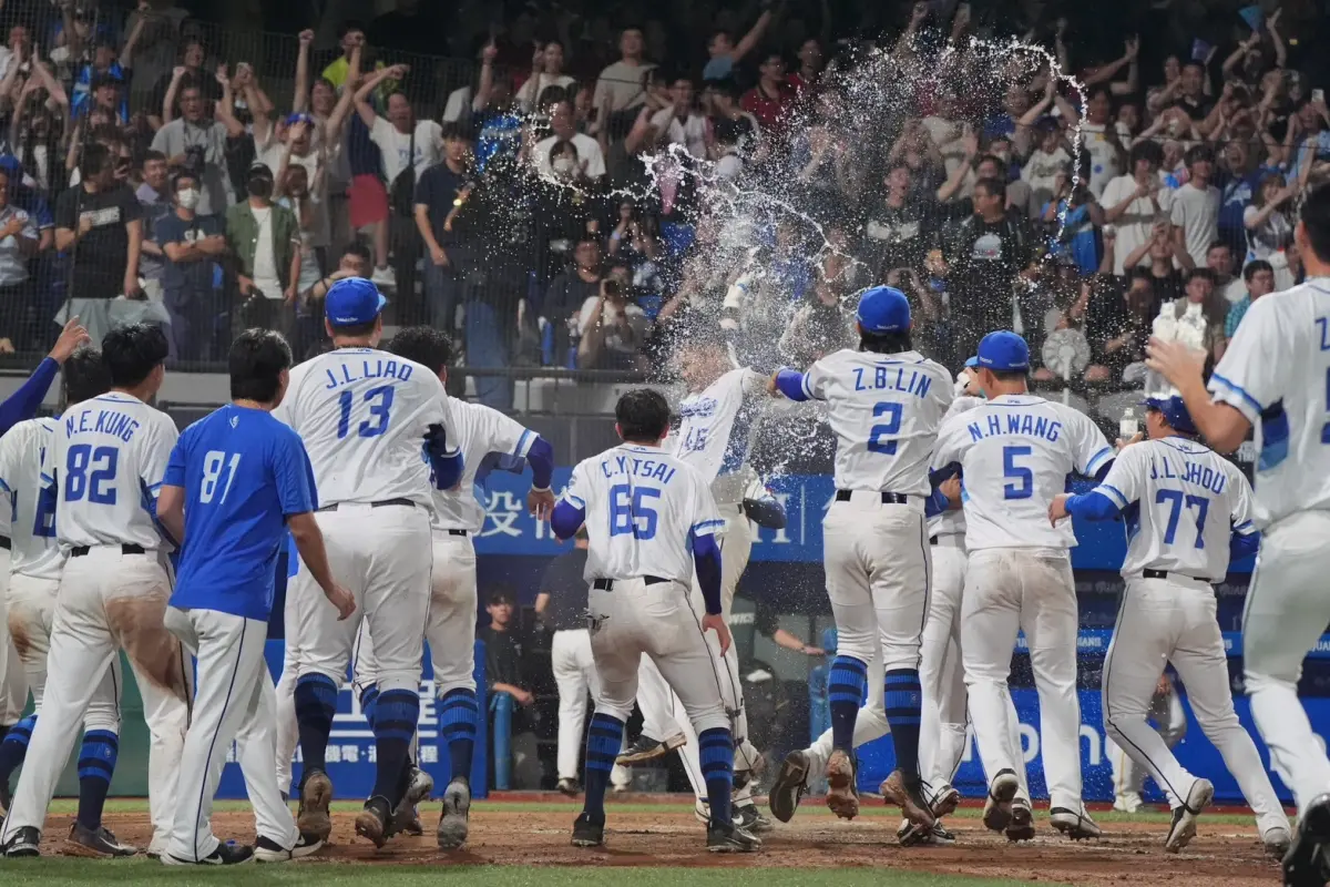 ▲富邦悍將范國宸9局下從林詩翔手中敲出再見全壘打，助隊以2：1擊退台鋼雄鷹。（圖／富邦悍將提供）