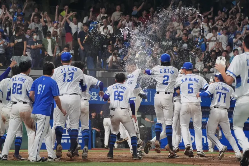 ▲富邦悍將范國宸9局下從林詩翔手中敲出再見全壘打，助隊以2：1擊退台鋼雄鷹。（圖／富邦悍將提供）