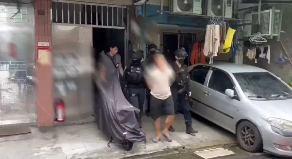 ▲5日下午民眾湧入三峽區鴛鴦谷烤肉，插角派出所獲報，在民眾因口角衍生肢體衝突。（圖／翻攝畫面）