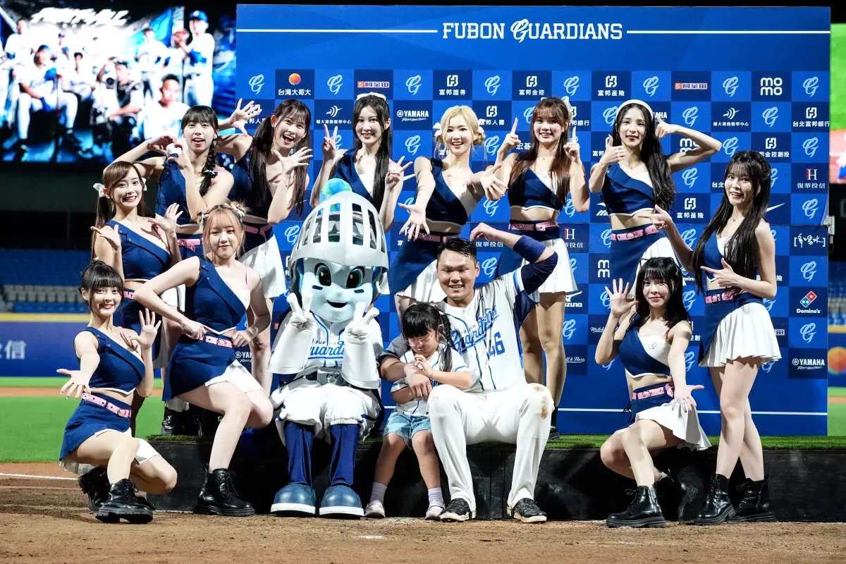 ▲富邦悍將范國宸敲出再見轟，賽後語女兒「Q妹」一起登上MVP舞台。（圖／富邦悍將提供）