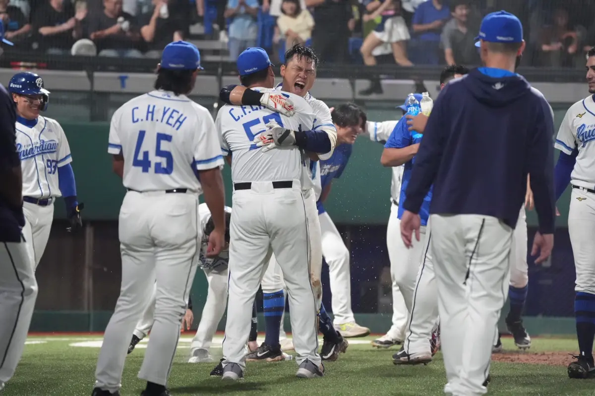 ▲富邦悍將總教練陳金鋒，在范國宸敲出再見全壘打後，2人相擁慶祝勝利。（圖／富邦悍將提供）