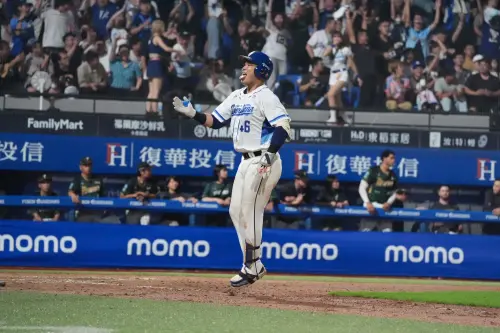 ▲富邦悍將范國宸敲出再見全壘打，幫助球隊以2：1擊退台鋼雄鷹。（圖／富邦悍將提供）