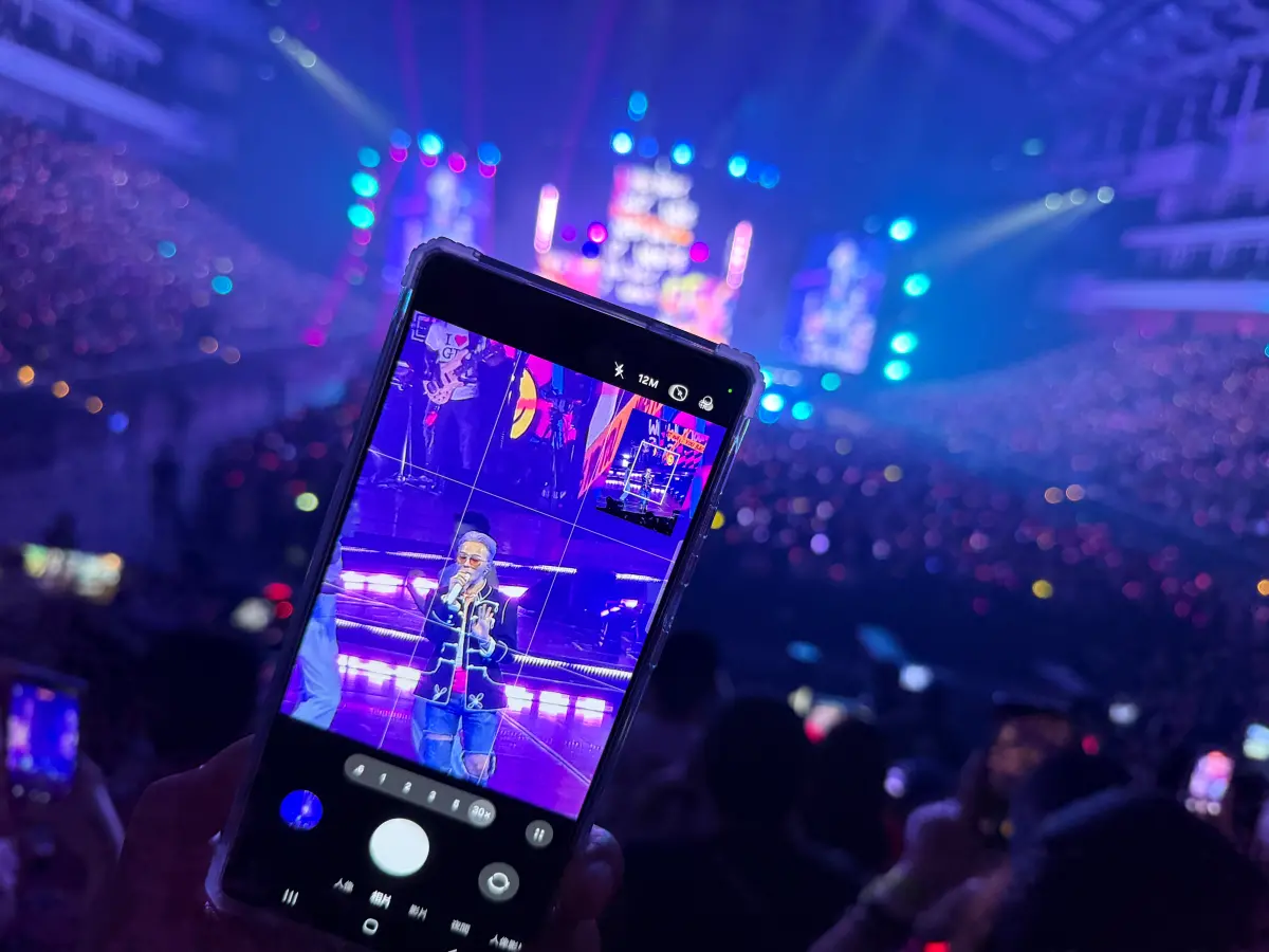 ▲韓流天王G-DRAGON權志龍今（11）日起一連三天在台北小巨蛋舉辦演唱會，台灣三星也同步應援，於演場會設置攤位，可免費租借Galaxy S25 Ultra手機。（圖／民眾提供）