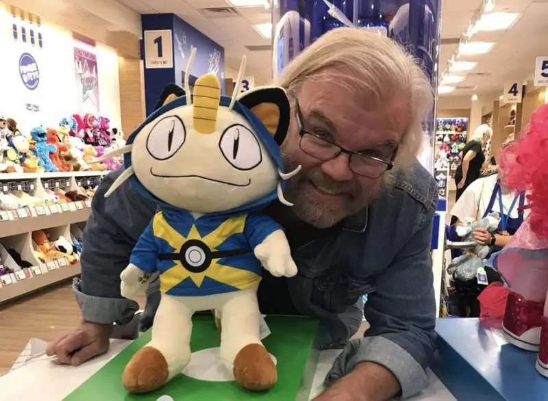 ▲《寶可夢》配音員詹姆斯卡特卡思卡特（James Carter Cathcart）7月9日癌逝，享壽71歲，抗癌2年期間還曾忍痛完成最終章配音，最後仍不敵病魔。（圖／翻攝自臉書）