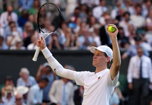 ▲Sinner橫掃受傷Djokovic,生涯首闖溫網決賽,完成四大滿貫決賽拼圖,將與Alcaraz再戰大滿貫決賽,續寫男子網壇巔峰對決。(圖/路透/達志影像) ▲Sinner橫掃受傷Djokovic,生涯首闖溫網決賽,完成四大滿貫決賽拼圖。(圖/路透/達志影像)