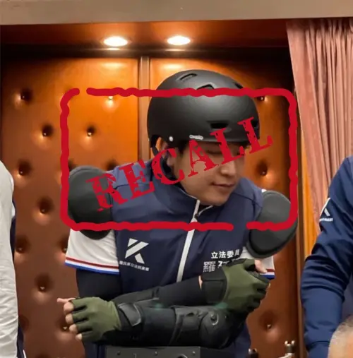 726大罷免/網酸「台中三傻」羅廷瑋、廖偉翔、黃健豪爭議一次看 ▲羅廷瑋在立法院全副武裝、穿戴護具的照片,被罷團做成圖卡批評秀過頭。(圖/翻攝「敲羅行動」臉書,2025.07.12)