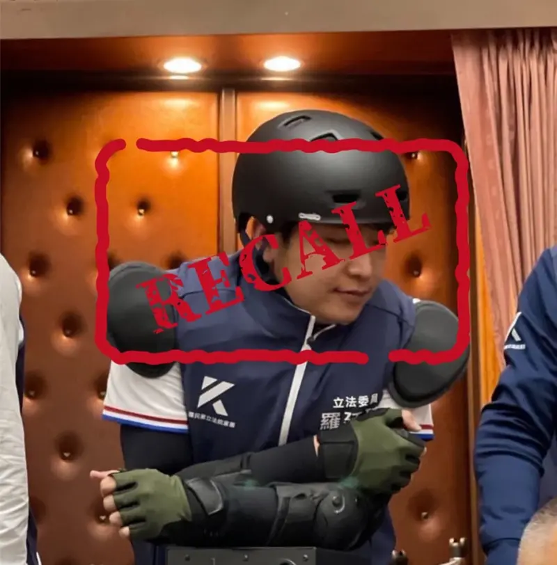 ▲羅廷瑋在立法院全副武裝穿戴護具的照片，被罷團做成圖卡批評秀過頭。（圖／翻攝「敲羅行動」臉書，2025.07.12）