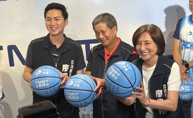 ▲廖偉翔出身政治家族，母親黃馨慧（右）是7連霸市議員。（圖／記者顏幸如攝，2025.07.12）