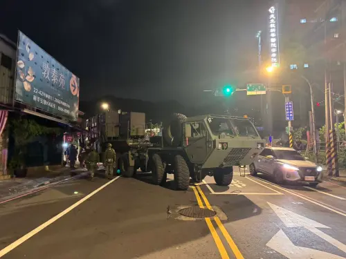 漢光「愛國者飛彈車」擦撞意外!卡新店麵攤遮雨棚2.5小時
