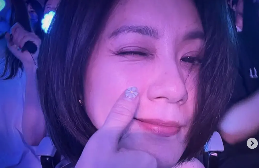 ▲賈靜雯（如圖）看GD權志龍的演唱會，開心曬自拍，發文「瞬間圈粉」引來兩派論戰。（圖／翻攝自賈靜雯IG）