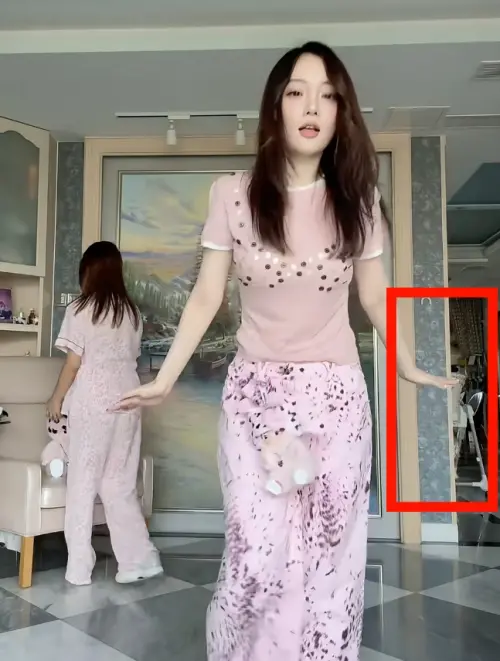 ▲李小璐在影片中意外曬出嬰兒餐椅,引發「已生2寶」的討論。(圖/翻攝自李小璐小紅書) ▲李小璐在影片中意外曬出嬰兒餐椅,引發「已生2寶」的討論。(圖/翻攝自李小璐小紅書)