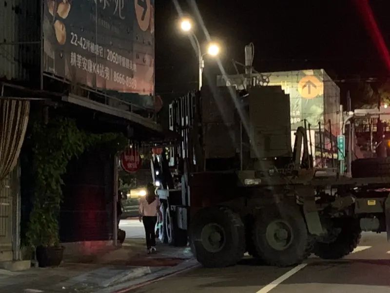 ▲愛國者飛彈發射車在新北安坑區撞雨棚，受困路口2.5小時才脫困。（圖／民眾提供）