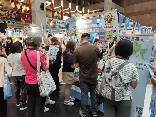▲第2屆觀光亮點獎票選，在台北車站舉辦的亮點市集中，連江縣加碼祭出雙重好禮，吸引大批人潮上門。（圖／縣府提供） 