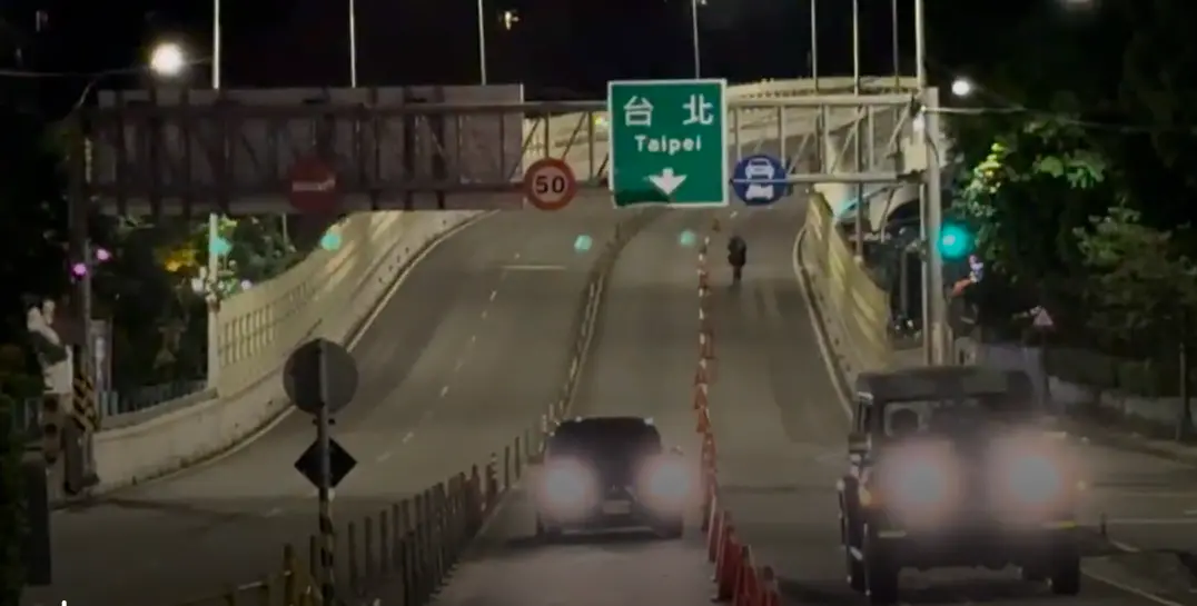 ▲漢光41號演習演練防範敵特工滲透進入北市，軍警聯手封鎖萬板大橋。（圖／翻攝畫面）