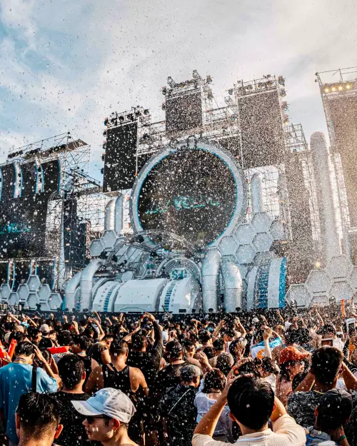 ▲S2O Taiwan是電音粉絲必朝聖的一場大派對，由泰國引進招牌360度噴水系統，原汁原味重現泰國曼谷「霸王級潑水」盛況。（圖／取自S2O Taiwan臉書）