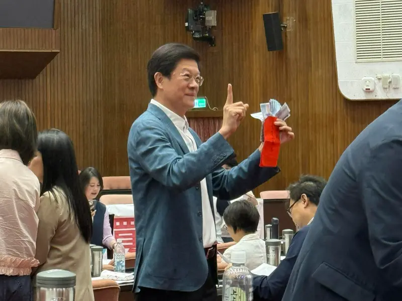 ▲國民黨立委羅明才日前在議場喊普發1萬。（圖／沈伯洋臉書）