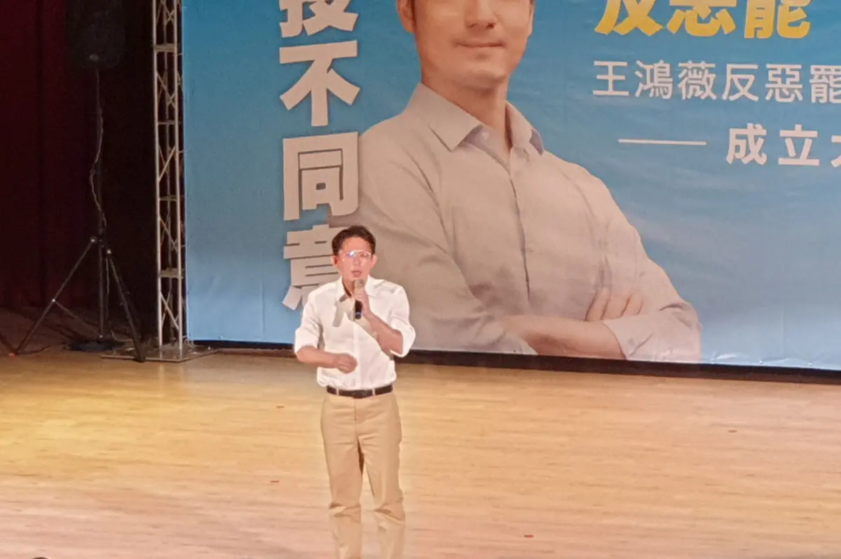 ▲黃國昌現身挺王鴻薇。（圖／何哲欣攝，2025.07.12）